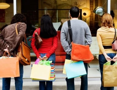 Δείτε πότε ξεκινάει το εορταστικό ωράριο καταστημάτων- Αυτές τις 3 Κυριακές θα είναι ανοιχτά τα μαγαζιά